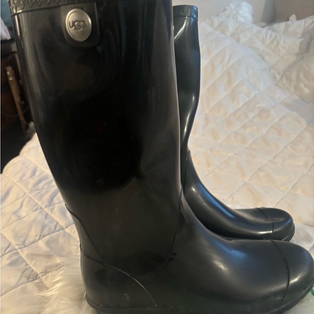 UGG BLACK TALL RAIN BOOTS. - Picture 4 of 6